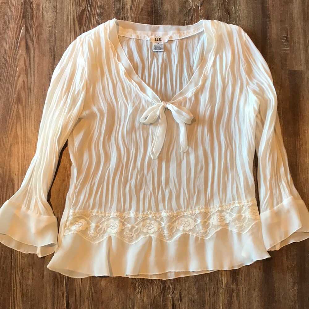 Vintage blouse with neck bow and lace